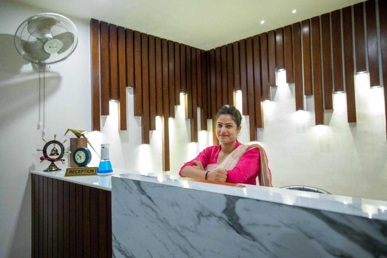 Hotel Js Souvenir Dehradun Eksteriør bilde