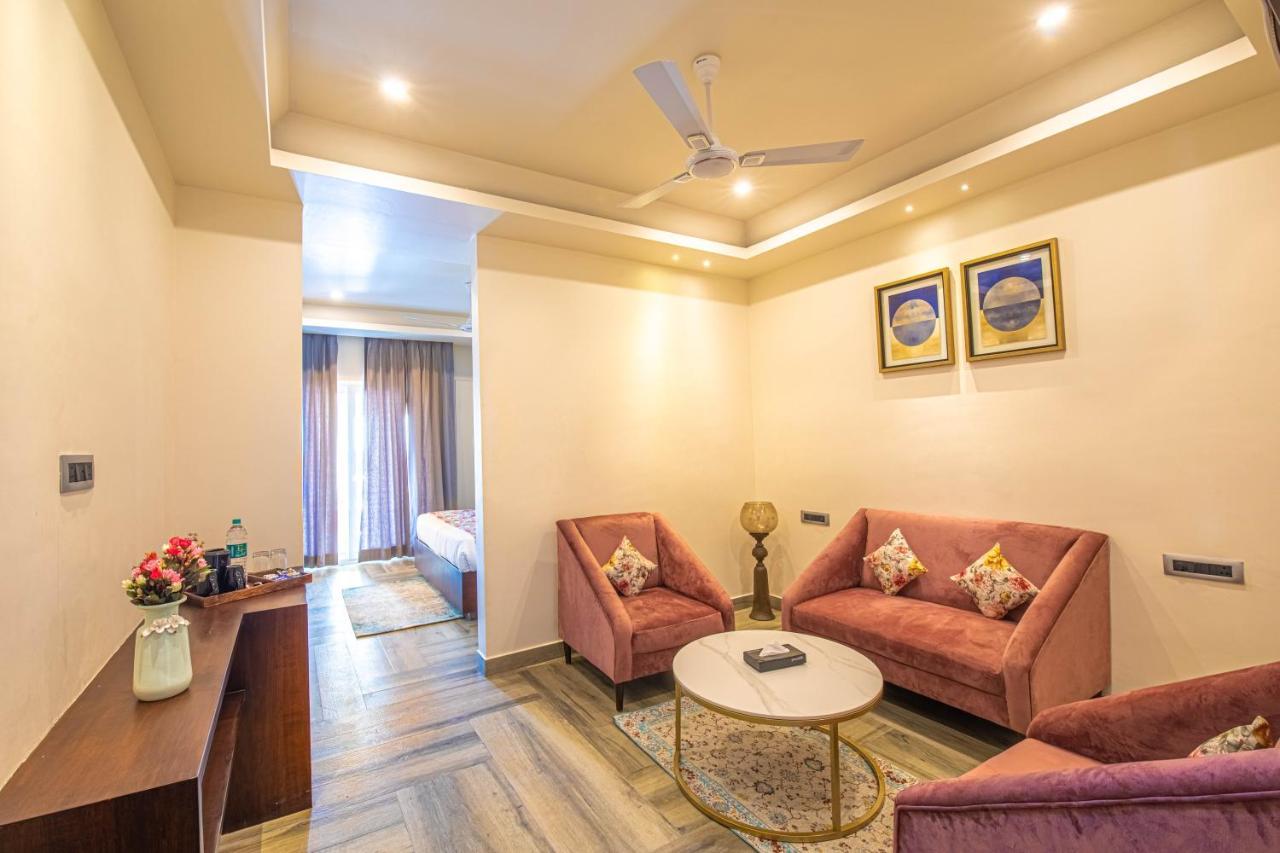 Hotel Js Souvenir Dehradun Eksteriør bilde