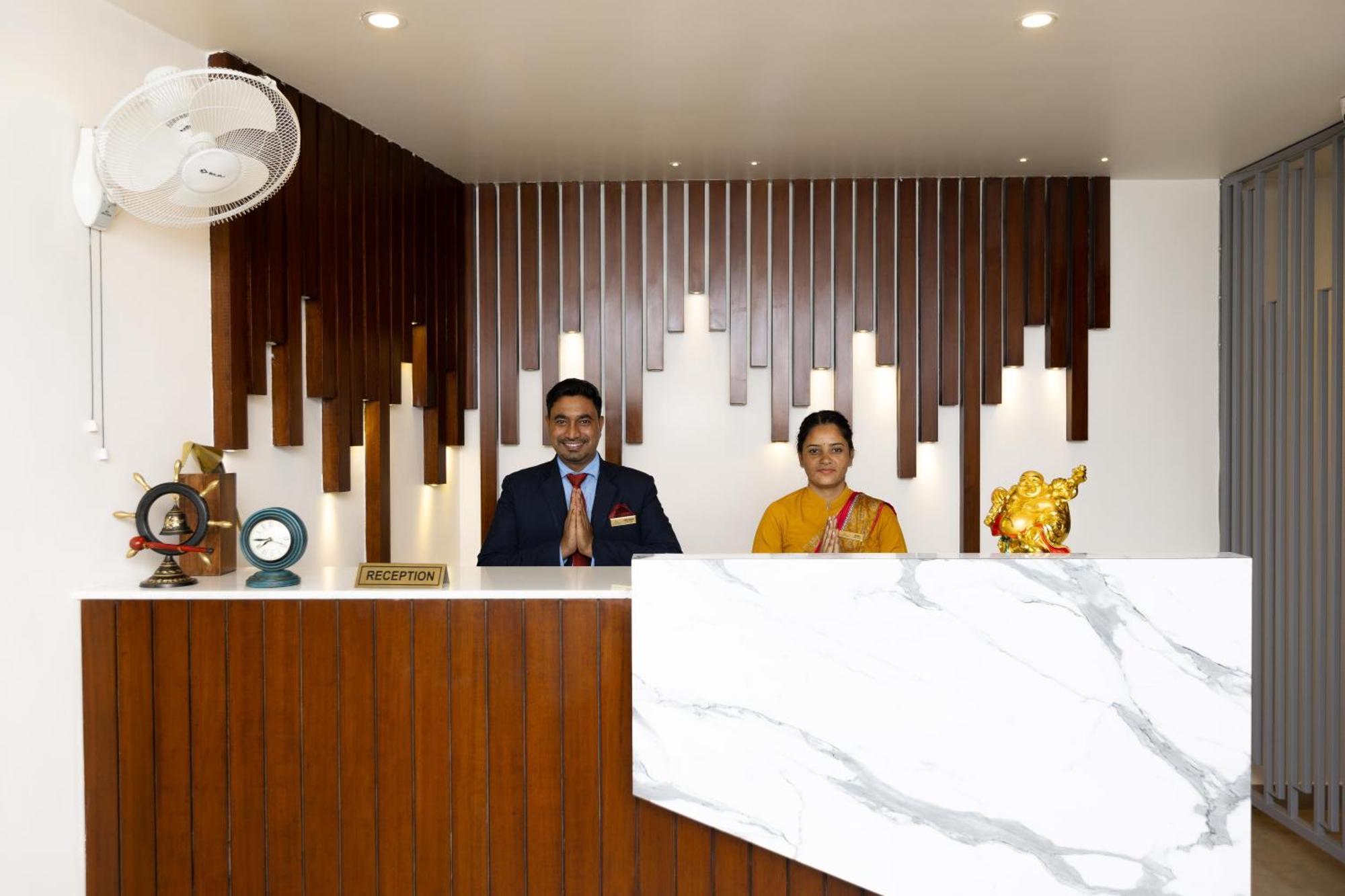 Hotel Js Souvenir Dehradun Eksteriør bilde